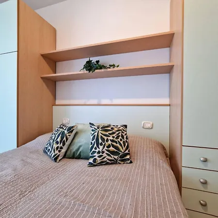 Apartman Bright Flat Next To The *