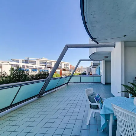 Bright Flat Next To The Apartmán Bibione