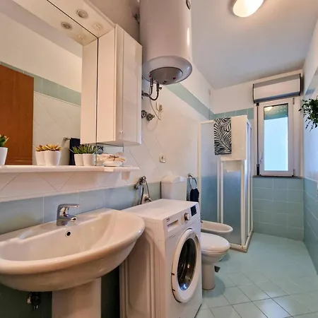 Daire Bright Flat Next To The Bibione