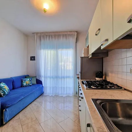 Bright Flat Next To The Apartament